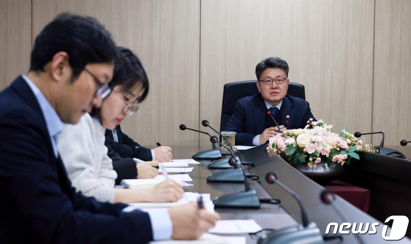 오석환 교육부 차관이 9일 오후 서울 영등포구 한국교육시설안전원에서 열린 사교육 카르텔·부조리 범정부 대응 관련 긴급 대책회의에서 발언하고 있다. &#40;교육부 제공&#41; 2024.1.9/뉴스1