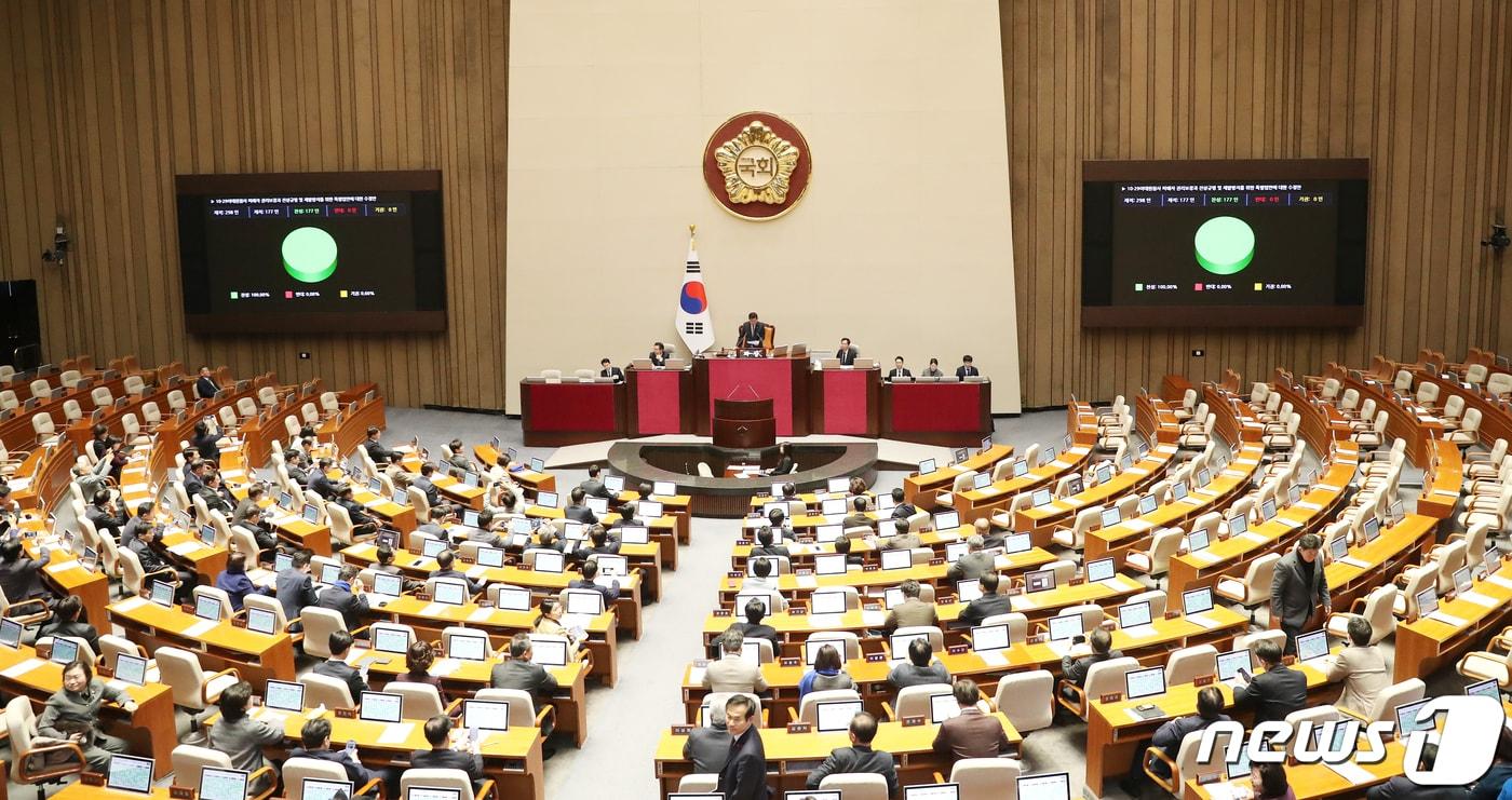 9일 오후 서울 여의도 국회 본회의장에서 열린 제411회 국회&#40;임시회&#41; 제4차 본회의에서 10.20 이태원 참사 진상규명과 재발 방지를 골자로 한 이태원 참사 특별법 수정안이 국민의힘 의원들이 퇴장한 가운데 재석 177명, 찬성 177표로 가결되고 있다.2024.1.9/뉴스1 ⓒ News1 이승배 기자