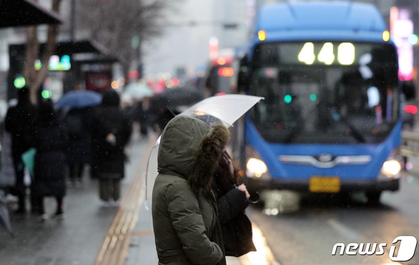 수도권 지역에 대설주의보가 내려진 9일 오후 서울 강남역 버스정류장에서 퇴근길 시민들이 버스를 기다리고 있다. 2024.1.9/뉴스1 ⓒ News1 황기선 기자