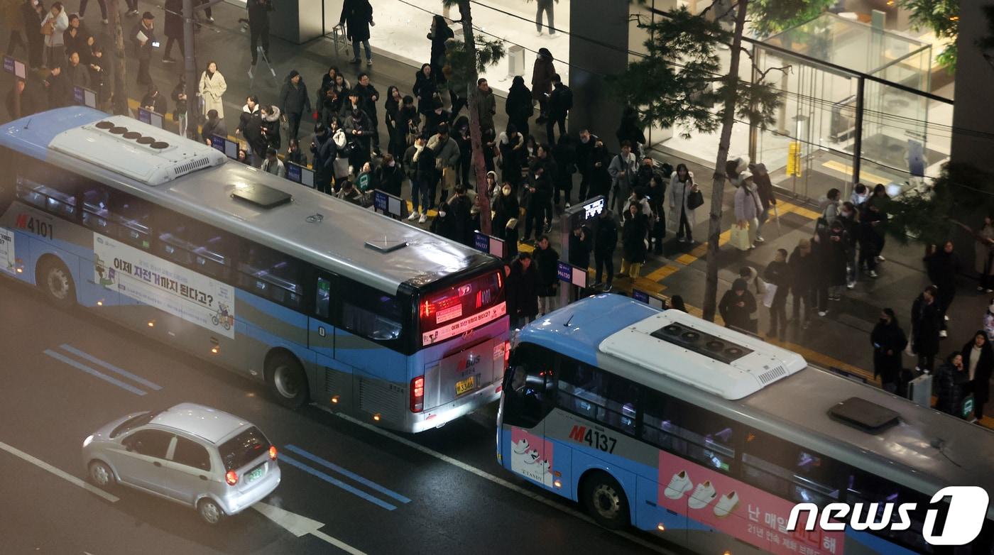 지난 1월 서울 중구 명동에서 시민들이 광역 버스를 기다리고 있다.  ⓒ News1 김진환 기자