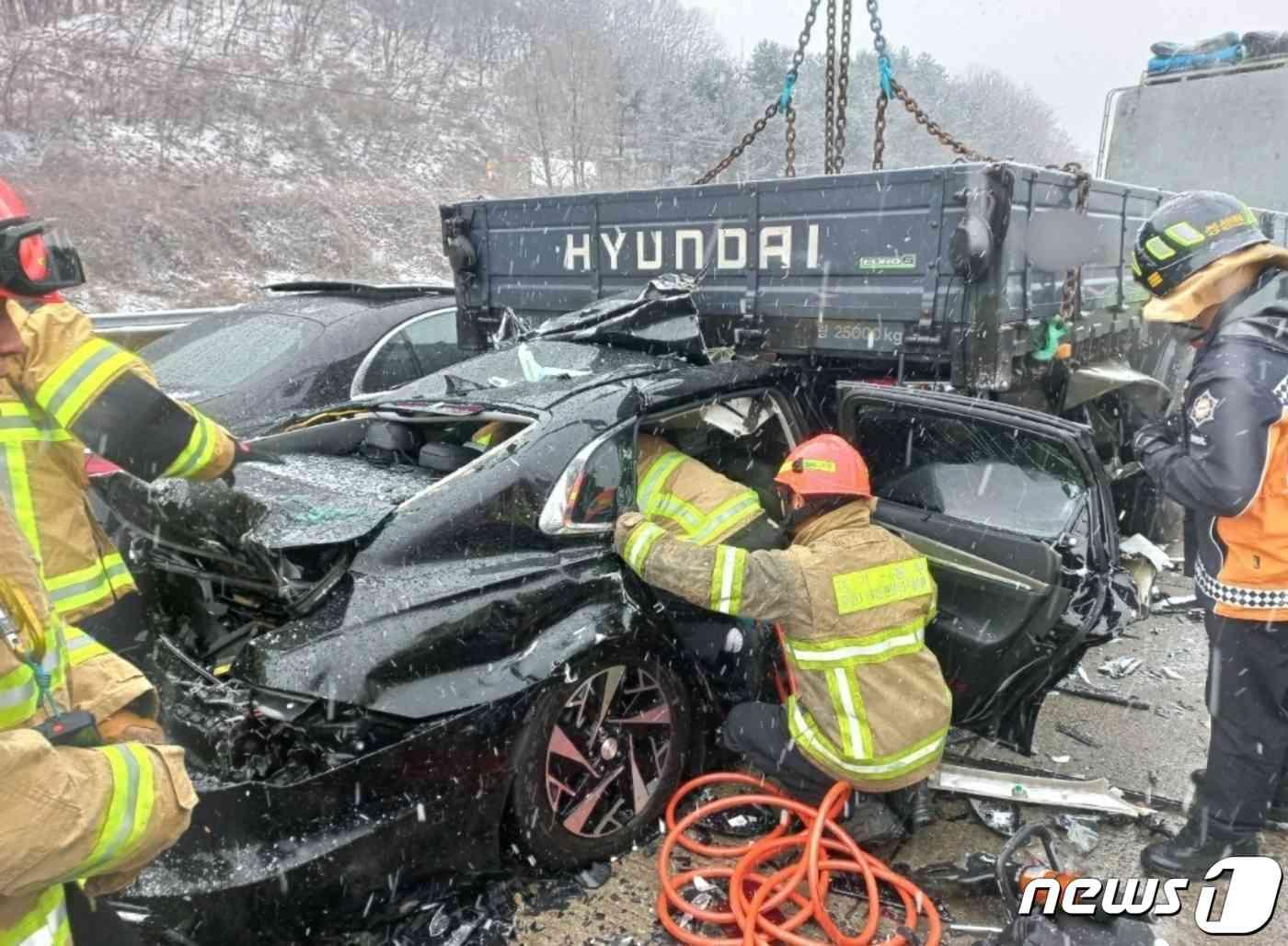 경기 이천 제2중부고속도로 신둔IC 일대 추돌 사고 현장 모습&#40;경기도소방재난본부 제공&#41; ⓒ 뉴스1