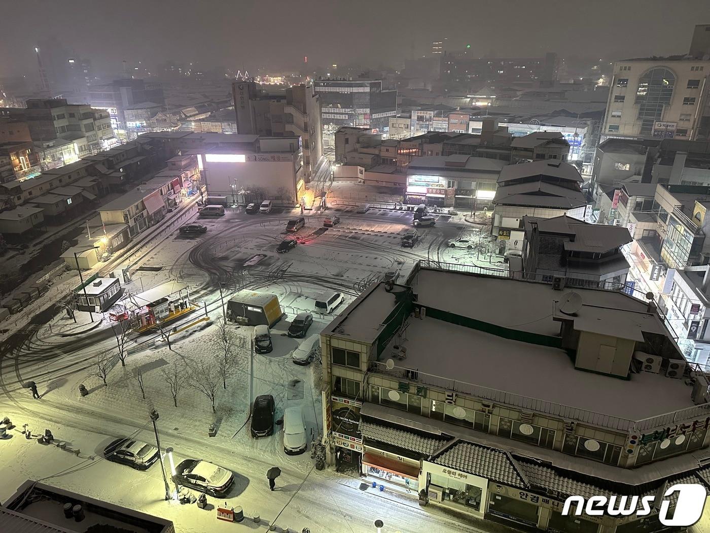  9일 오후 6시를 기해 충북 전역에 대설주의보가 발효됐다. 사진은 충주 도심 풍경.2024.1.9/뉴스1