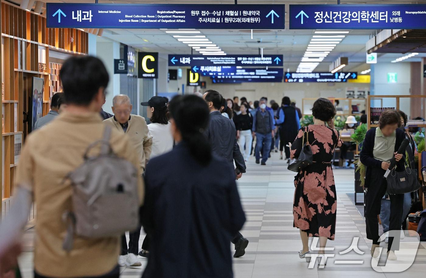 국군의 날이자 임시공휴일인 1일 서울의 한 대학병원을 찾은 내원객들이 진료를 위해 이동하고 있다. 2024.10.1/뉴스1 ⓒ News1 장수영 기자