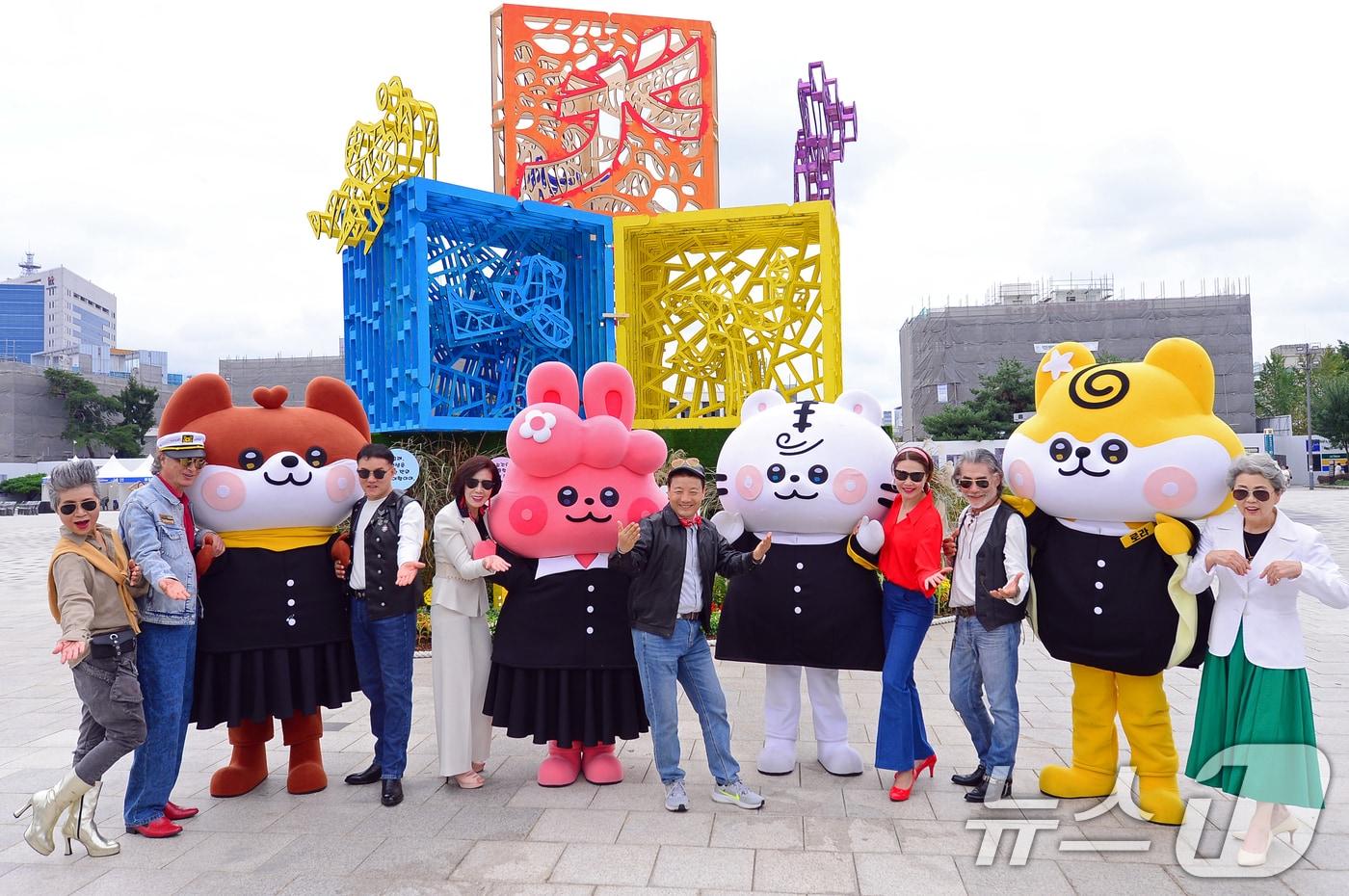 제21회 광주 추억의 충장축제 개막을 하루 앞둔 1일 5·18 민주광장에 설치된 축제 상징물 앞에서 임택 광주 동구청장과 충장프렌즈, 충장시니어모델들이 축제 홍보를 하고 있다. 2024.10.1/뉴스1 ⓒ News1 이승현 기자