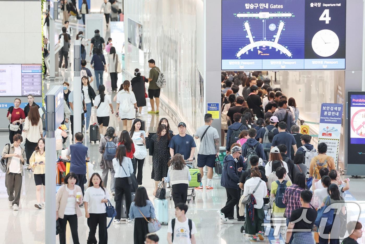 국군의 날과 개천철을 포함한 징검다리 연휴가 시작된 지난 1일 인천국제공항 출국장이 여행객들로 붐비고 있다. 2024.10.1/뉴스1 ⓒ News1 민경석 기자