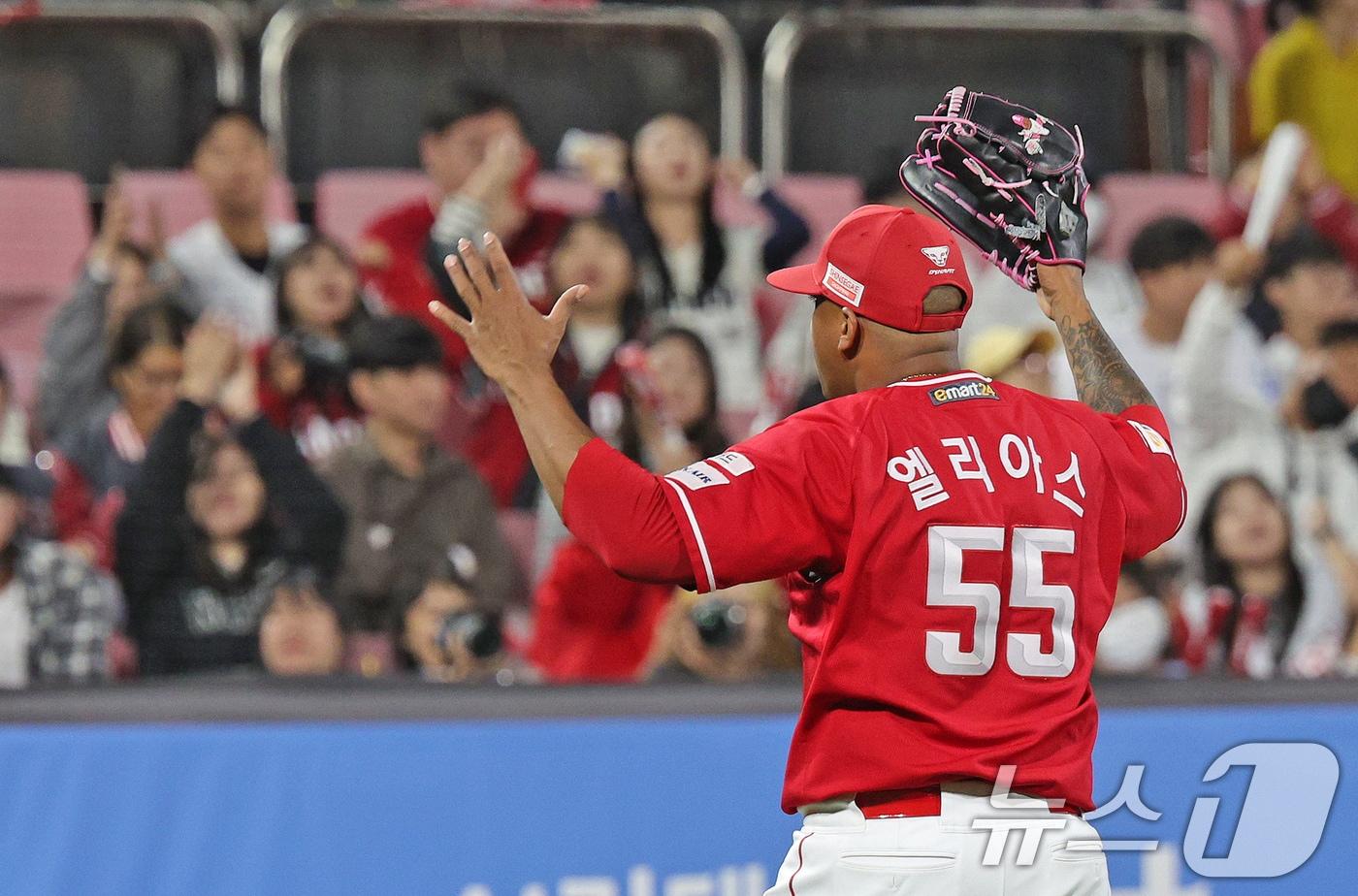 1일 오후 경기 수원 KT 위즈파크에서 열린 프로야구 &#39;2024 신한 SOL Bank KBO리그&#39; SSG 랜더스와 KT 위즈의 5위 결정전, 6회말 2사 1루 위기를 넘긴 SSG 선발 엘리아스가 포효하고 있다. 2024.10.1/뉴스1 ⓒ News1 장수영 기자