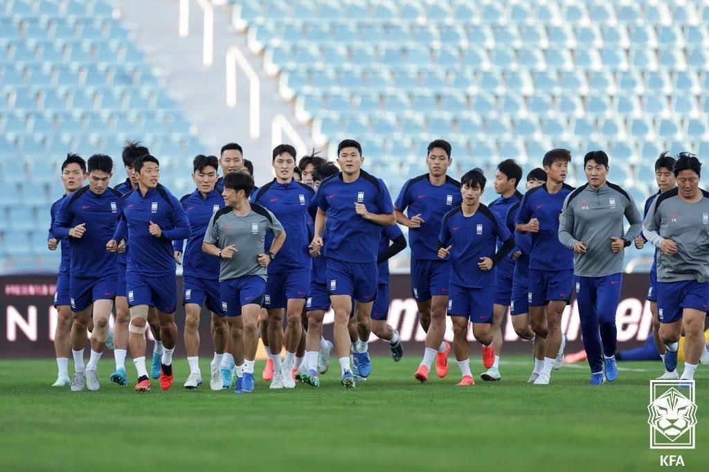 대한민국 축구대표팀 선수들이 9일 요르단 암만 인터내셔널스타디움에서 요르단과의 2026 FIFA 북중미 월드컵 아시아 3차 예선 경기에 앞서 공식훈련을 하고 있다. &#40;대한축구협회 제공&#41; 2024.10.10/뉴스1