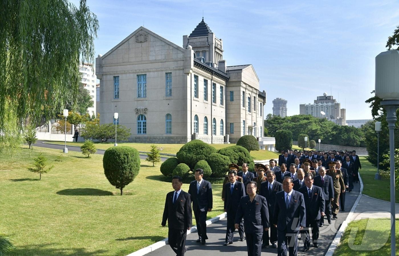 &#40;평양 노동신문=뉴스1&#41; = 북한 노동당 기관지 노동신문은 10일 노동당 창건 79주년을 맞아 지난 9일 정치국 상무위원회 위원인 김덕훈, 최룡해, 리병철 등을 비롯한 당 중앙지도기관 성원들이 당 창건 사적지를 참관했다고 보도했다. [국내에서만 사용가능. 재배포 금지. DB 금지. For Use Only in the Republic of Korea. Redistribution Prohibited] rodongphoto@news1.kr