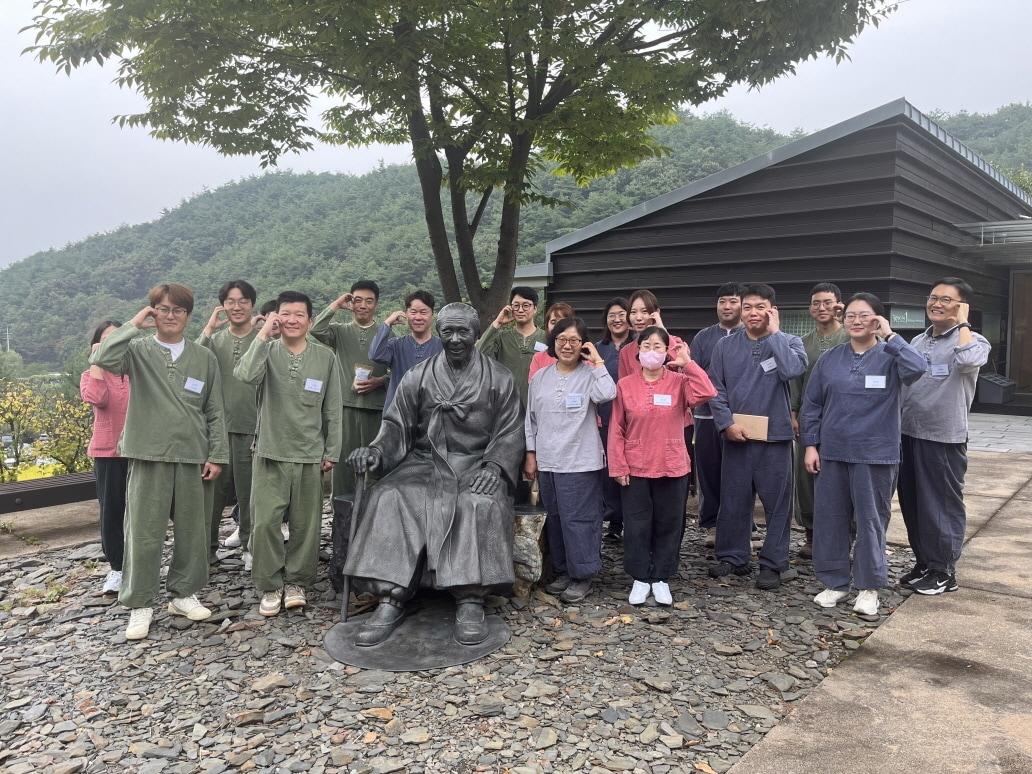 풀무원 아카데미 체험 프로그램에 참여한 풀무원 우수협력기업 임직원들이 풀무원농장의 설립자 원경선 원장 기념관 앞에서 기념촬영을 하고 있는 모습&#40;풀무원 제공&#41;.