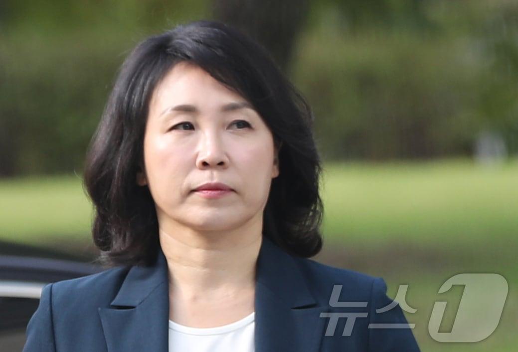 공직선거법 위반 혐의로 불구속 기소된 더불어민주당 이재명 전 대표의 배우자 김혜경 씨가 10일 오전 경기 수원시 영통구 수원지방법원에서 열린 결심공판에 출석하고 있다. 2024.10.10/뉴스1 ⓒ News1 김영운 기자