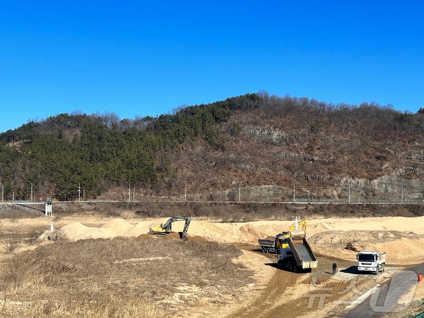 합천 황강 죽고지구 골재채취 작업&#40;합천군 제공&#41;.