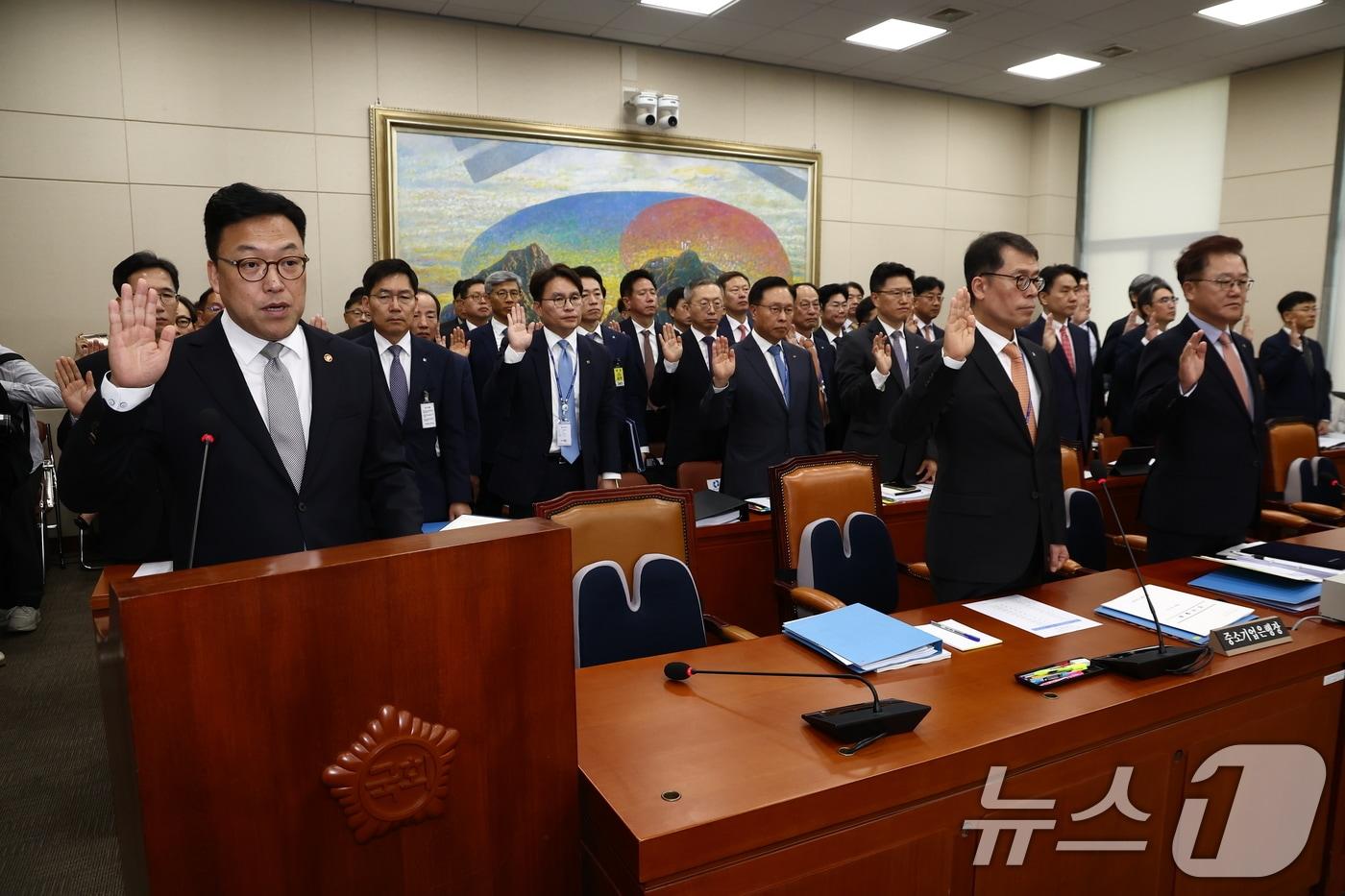 김병환 금융위원장이 10일 오전 서울 여의도 국회 정무위원회에서 열린 금융위원회·한국산업은행·중소기업은행에 대한 국정감사에서 증인 선서를 하고 있다. 2024.10.10/뉴스1 ⓒ News1 김민지 기자