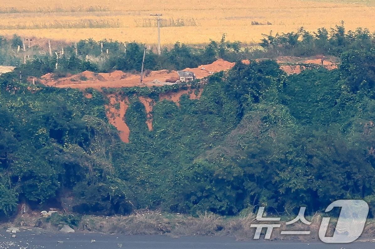 10일 경기도 파주시 오두산 통일전망대에서 바라본 북한 황해북도 개풍군 해안가에 전날 북한이 실시한 작업의 흔적이 남아있다. 2024.10.10/뉴스1 ⓒ News1 민경석 기자