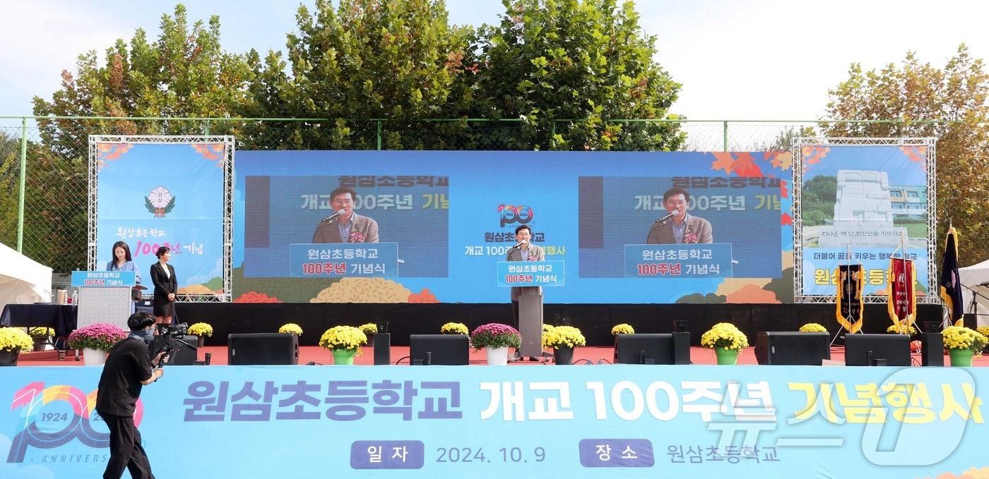 이상일 용인시장이 9일 원삼초 운동장에서 열린 개교 100주년 기념행사에서 축하의 뜻을 전하고 있다.&#40;용인시 제공&#41;