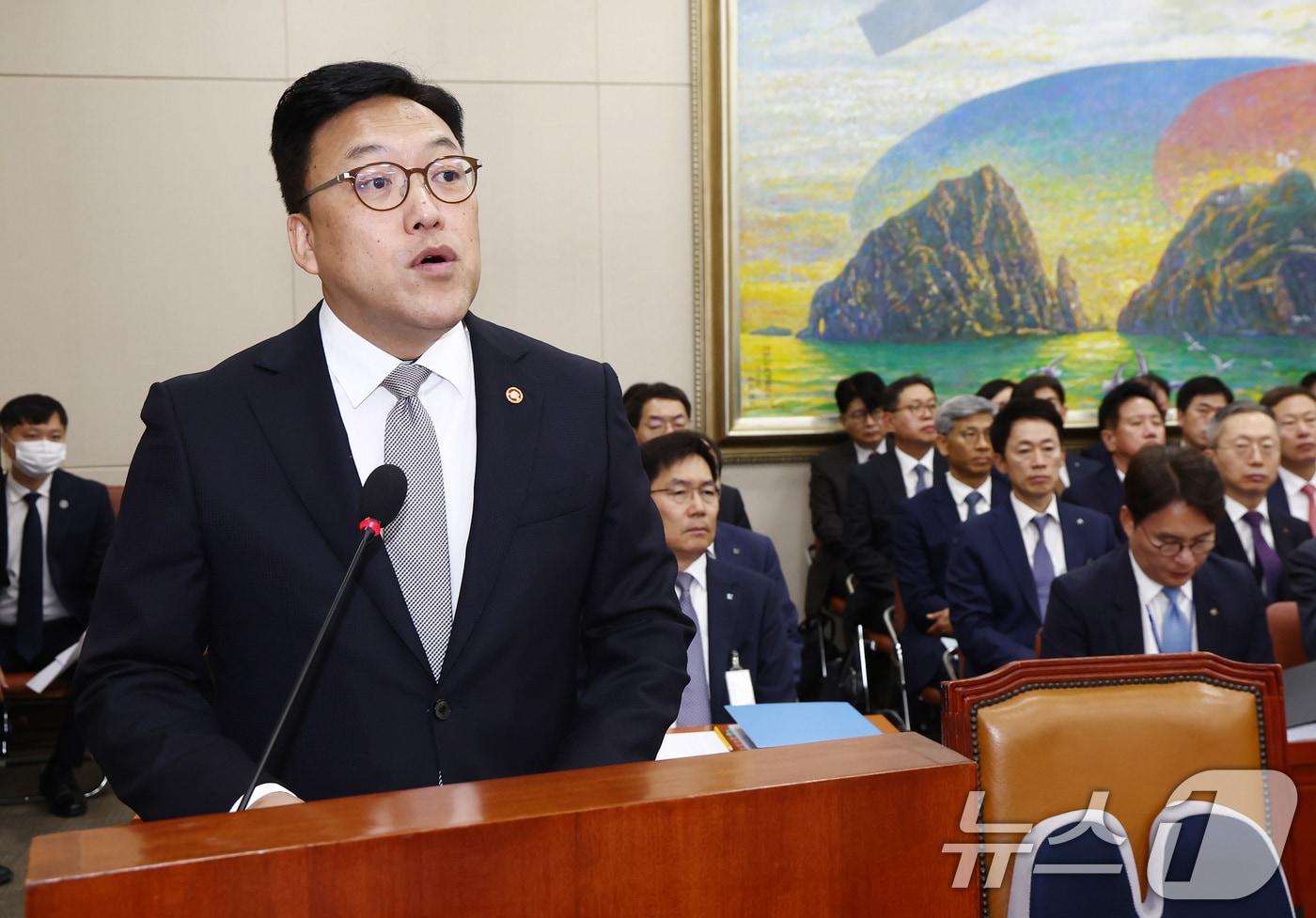 김병환 금융위원장이 10일 오전 서울 여의도 국회 정무위원회에서 열린 금융위원회·한국산업은행·중소기업은행에 대한 국정감사에서 인사말을 하고 있다. 2024.10.10/뉴스1 ⓒ News1 김민지 기자