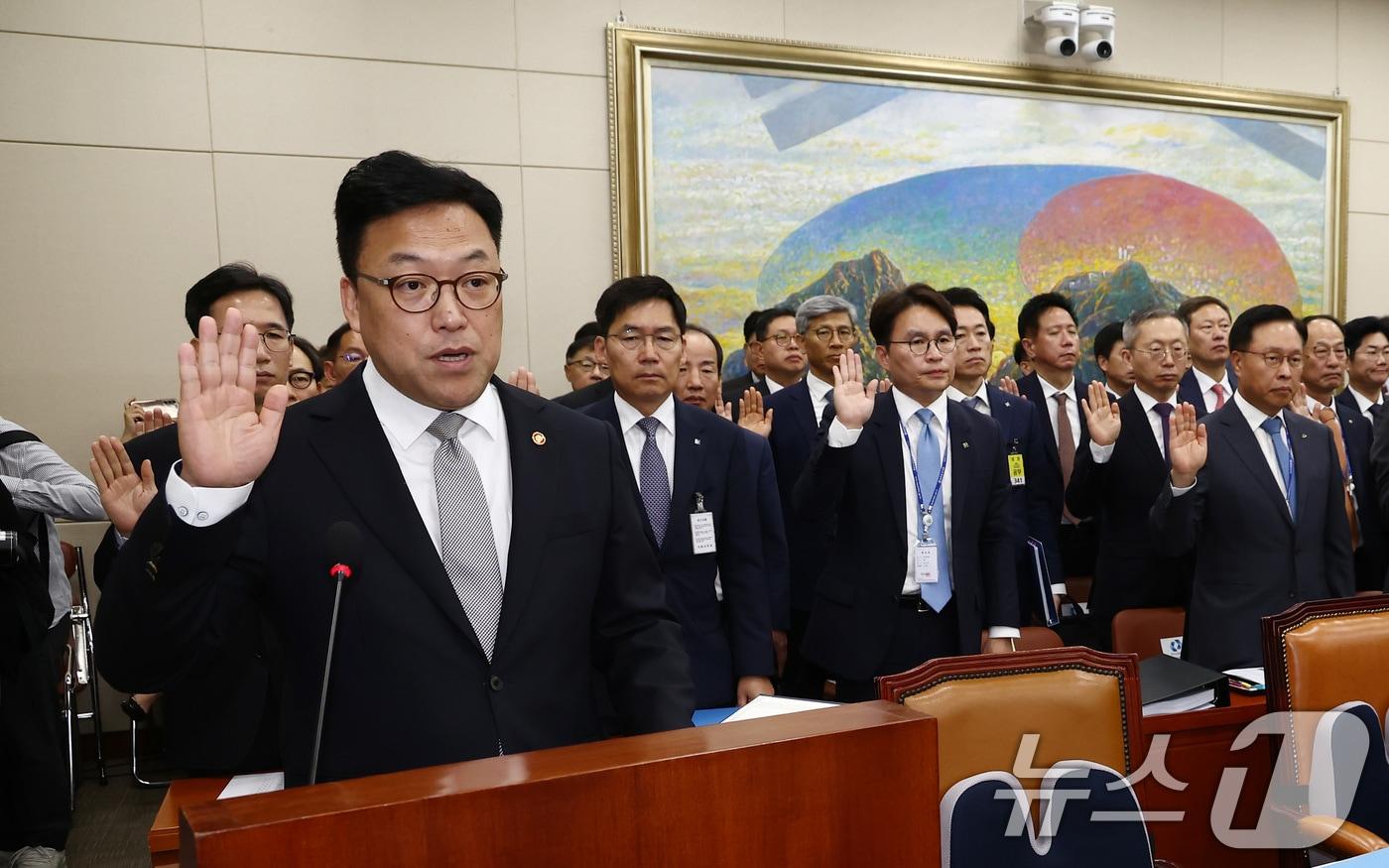 김병환 금융위원장이 지난 10일 오전 서울 여의도 국회 정무위원회에서 열린 금융위원회·한국산업은행·중소기업은행에 대한 국정감사에 출석, 증인 선서를 하고 있다. 2024.10.10/뉴스1 ⓒ News1 김민지 기자