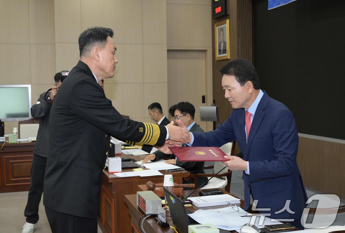 김명수 합동참모본부 의장이 10일 서울 용산 합동참모본부에서 열린 국회 국정감사에서 증인선서문을 성일종 국방위원장에게 제출하고 있다. 2024.10.10/뉴스1 ⓒ News1 국회사진취재단