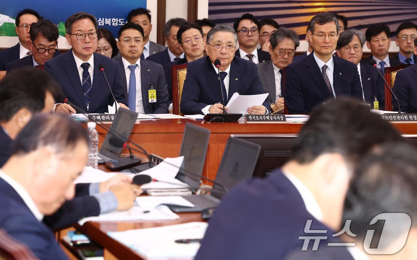 이한준 한국토지주택공사&#40;LH&#41; 사장이 서울 여의도 국회 국토교통위원회에서 열린 한국토지주택공사 등에 대한 국정감사에서 질의에 답변하고 있다. 2024.10.10/뉴스1 ⓒ News1 김민지 기자