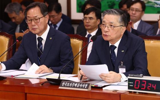 이한준 한국토지주택공사&#40;LH&#41; 사장&#40;오른쪽&#41;이 10일 오전 서울 여의도 국회 국토교통위원회에서 열린 한국토지주택공사 등에 대한 국정감사에서 질의에 답변하고 있다. 2024.10.10/뉴스1 ⓒ News1 김민지 기자