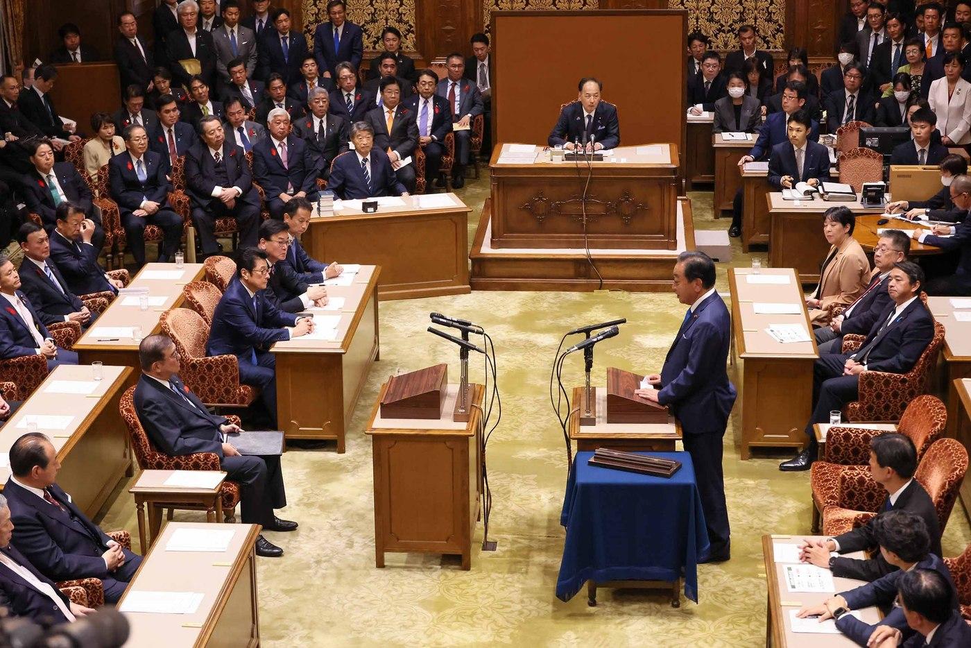 9일 일본 국회에서 이시바 시게루 일본 총리가 취임 후 첫 당수 토론에서 노다 요시히코 입헌민주당 대표의 발언을 듣고 있다. 2024.10.09/ &#40;출처 : 일본 총리관저&#41;