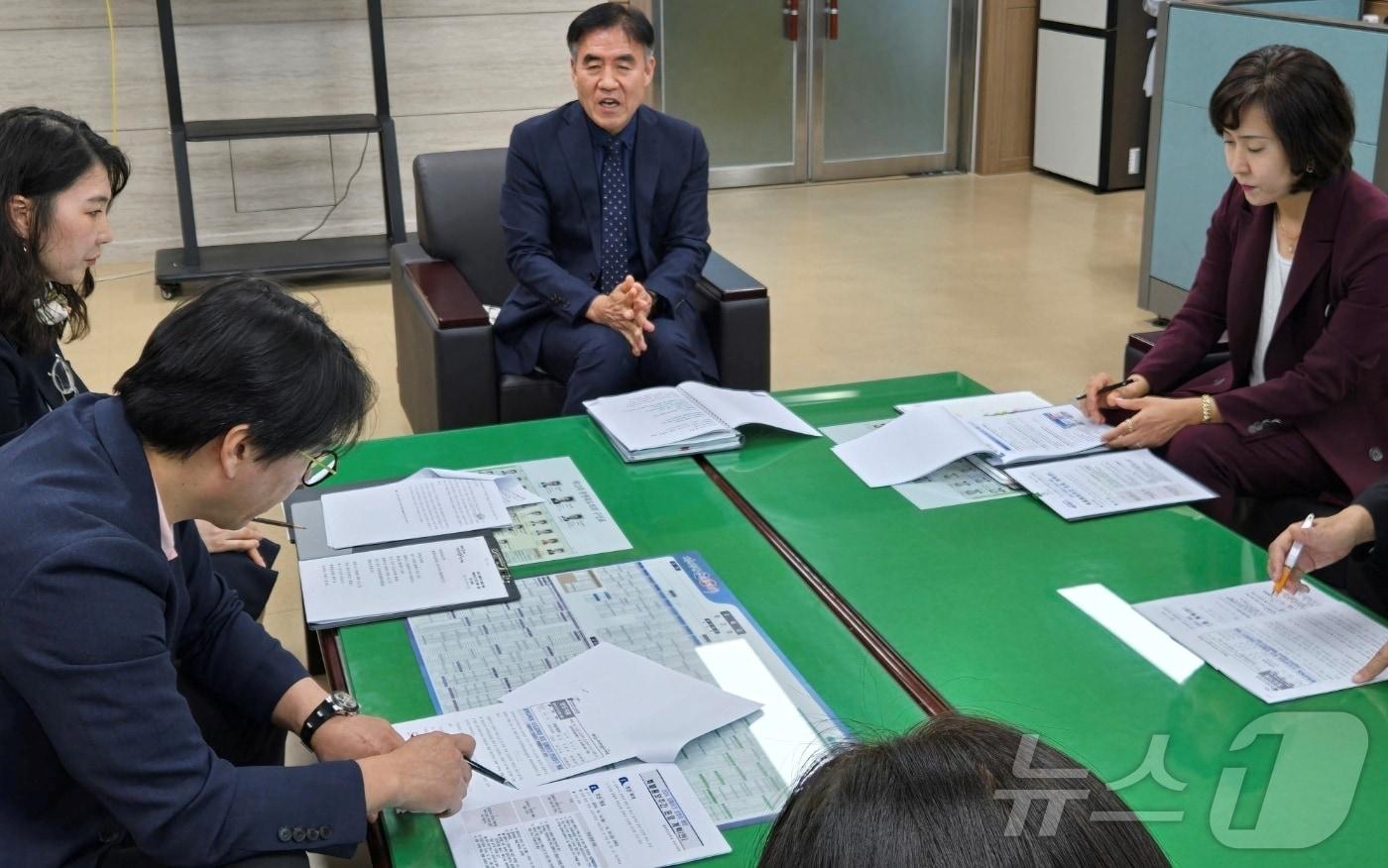 최동하 충북교육청 교육국장이 10일 딥페이크 범죄 예방을 위한 안심번호 개설 등을 설명하고 있다./뉴스1