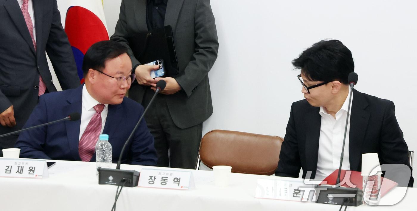 한동훈 국민의힘 당대표와 김재원 최고위원이 10일 오전 인천시 강화군 강화문화원에서 열린 현장최고위원회에서 대화를 하고 있다. 2024.10.10/뉴스1 ⓒ News1 김명섭 기자