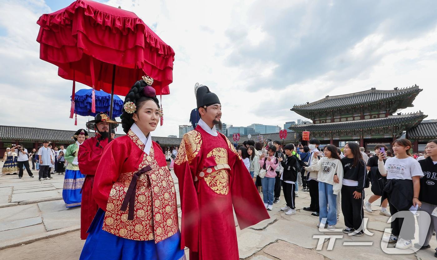 10일 서울 종로구 경복궁에서 열린 2024 가을 궁중문화축전에서 국왕, 왕비, 왕세자, 세자빈이 군사의 호위를 받으며 궁궐을 산책하는 &#39;왕가의 산책&#39;이 재현되고 있다.  2024.10.10/뉴스1 ⓒ News1 김성진 기자