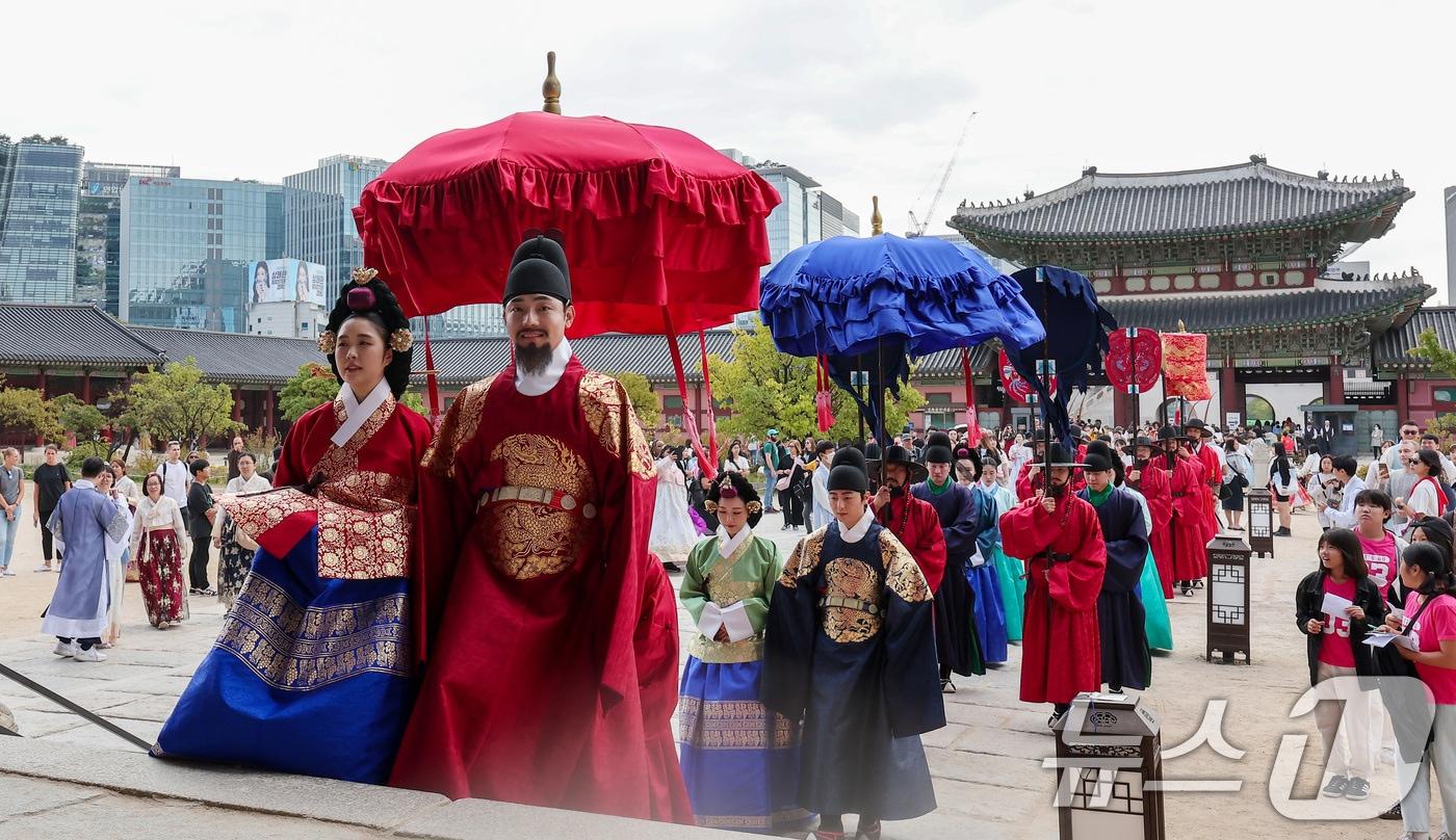 서울 종로구 경복궁에서 열린 2024 가을 궁중문화축전에서 국왕, 왕비, 왕세자, 세자빈이 군사의 호위를 받으며 궁궐을 산책하는 &#39;왕가의 산책&#39;이 재현되고 있다. ⓒ News1 김성진 기자