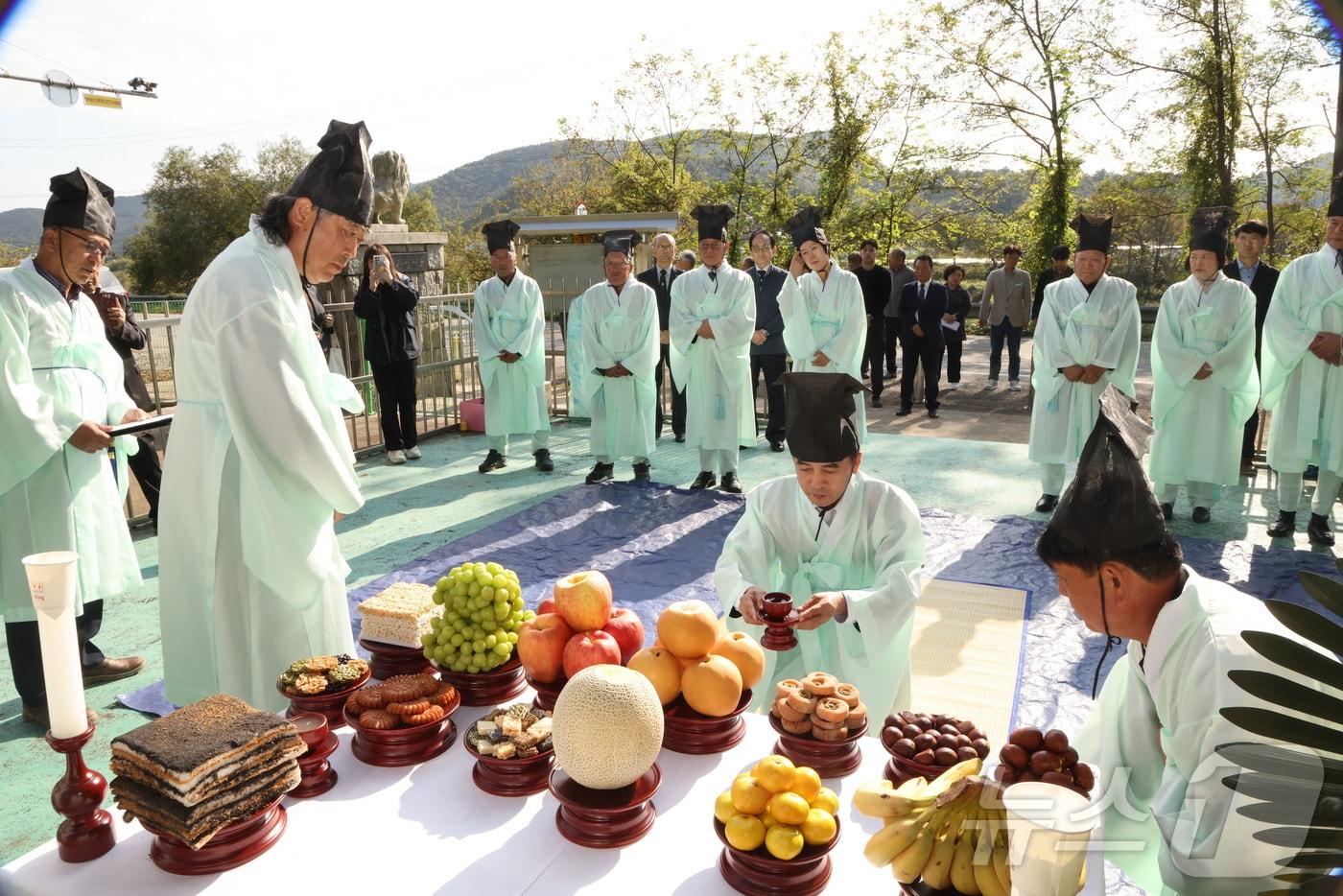 10일 충북 보은군 내북면 이승칠 애국지사 공적비 앞에서 추모제가 열리고 있다. &#40;보은군 제공&#41;/뉴스1 