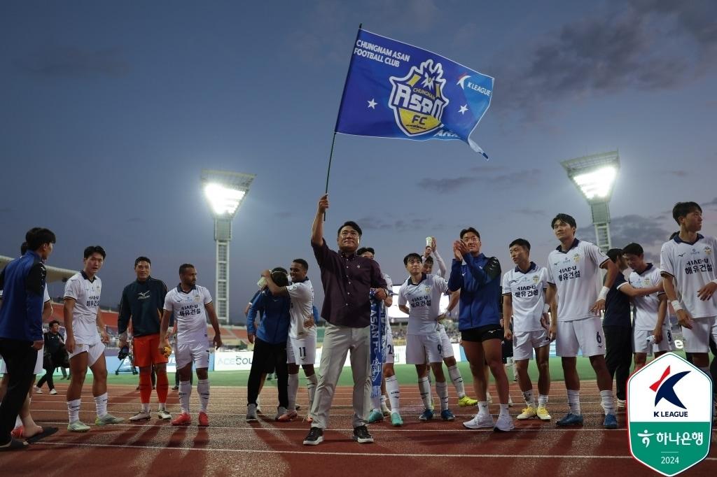 김현석 충남아산 감독&#40;가운데&#41;&#40;한국프로축구연맹 제공&#41; 