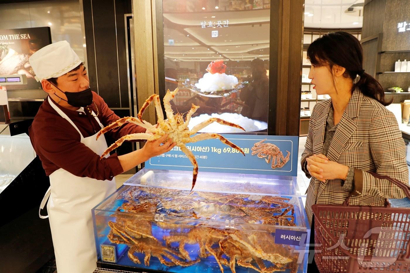 광주신세계가 지하1층 수산코너에서 러시아산 레드 킹크랩을 1㎏당 6만9000원에 판매한다.&#40;광주신세계 제공&#41;2024.10.10./뉴스1