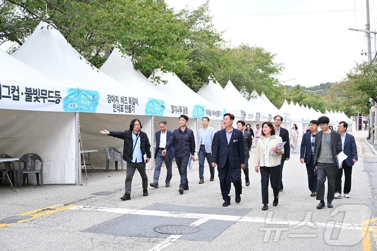 김제선 대전 중구청장&#40;앞줄 가운데&#41;이 10일 뿌리공원에서 관련 부서 담당자, 축제 관계자들과 대전효문화뿌리축제 최종 점검을 하고 있다. &#40;대전 중구 제공&#41;/뉴스1