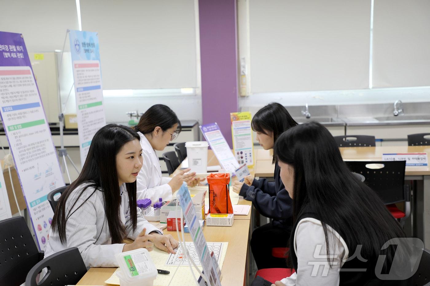 충북보건과학대 학생들이 수시모집 면접고사에 응시하는 수험생을 위해 학과체험장을 운영하고 있다.&#40;충북보건과학대 제공&#41;/뉴스1