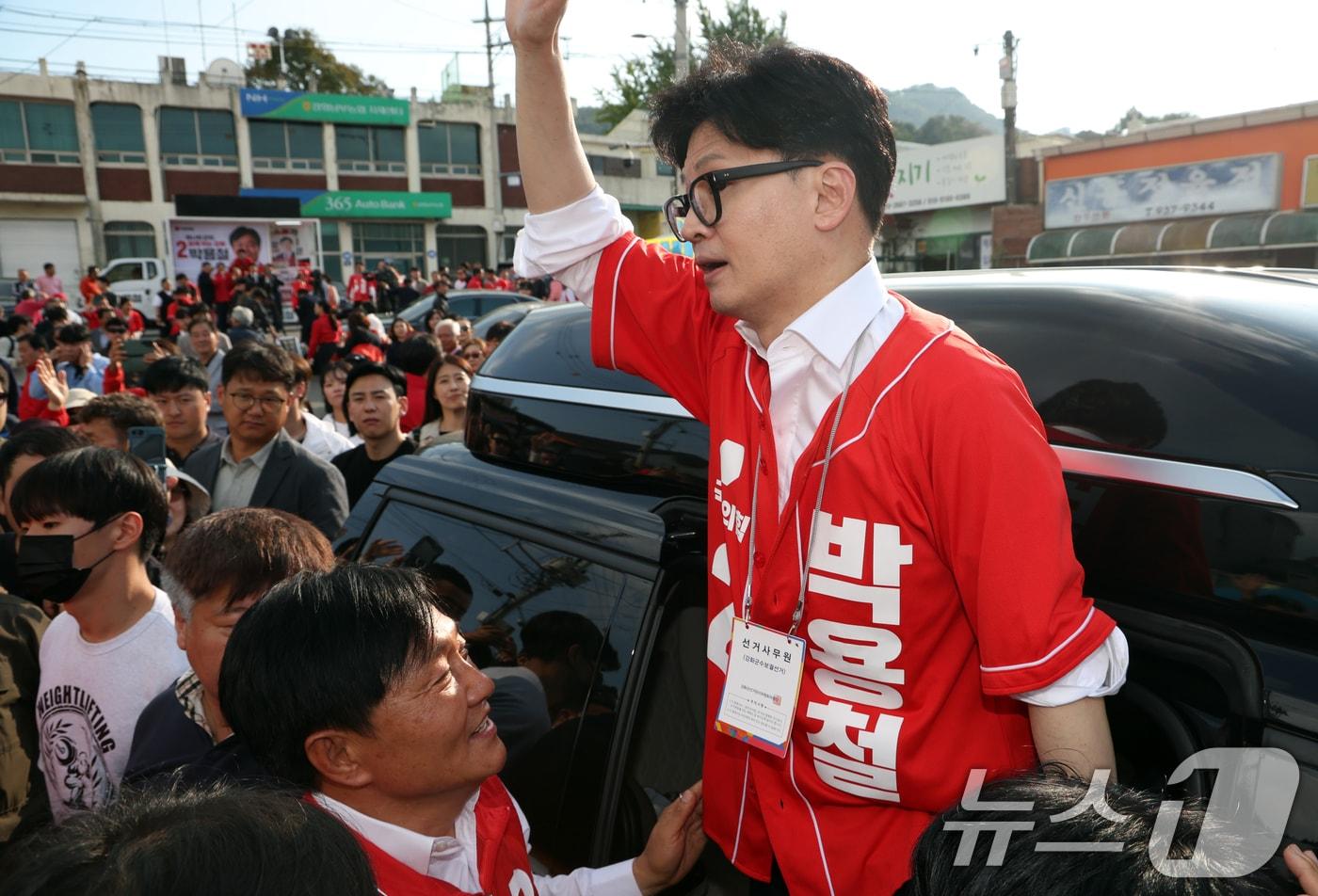 한동훈 국민의힘 당대표가 10일 오후 인천시 강화군 온수리에서 박용철 강화군수 후보 집중유세를 마치고 차량에 타며 인사를 하고 있다. 2024.10.10/뉴스1 ⓒ News1 김명섭 기자