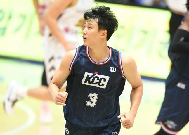  부산 KCC 허웅이 10일 충북 제천체육관에서 열린 KBL 컵대회 창원 LG전에서 22득점으로 활약했다. &#40;KBL 제공&#41;