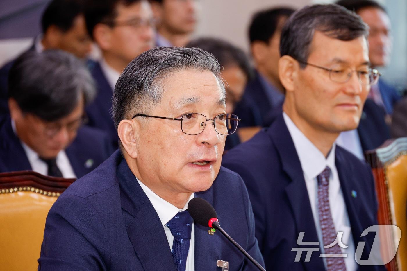 이한준 한국토지주택공사&#40;LH&#41; 사장이 10일 오후 서울 여의도 국회 국토교통위원회에서 열린 한국토지주택공사, 국토안전관리원 등 국정감사에서 의원 질의에 답하고 있다. 2024.10.10/뉴스1 ⓒ News1 안은나 기자