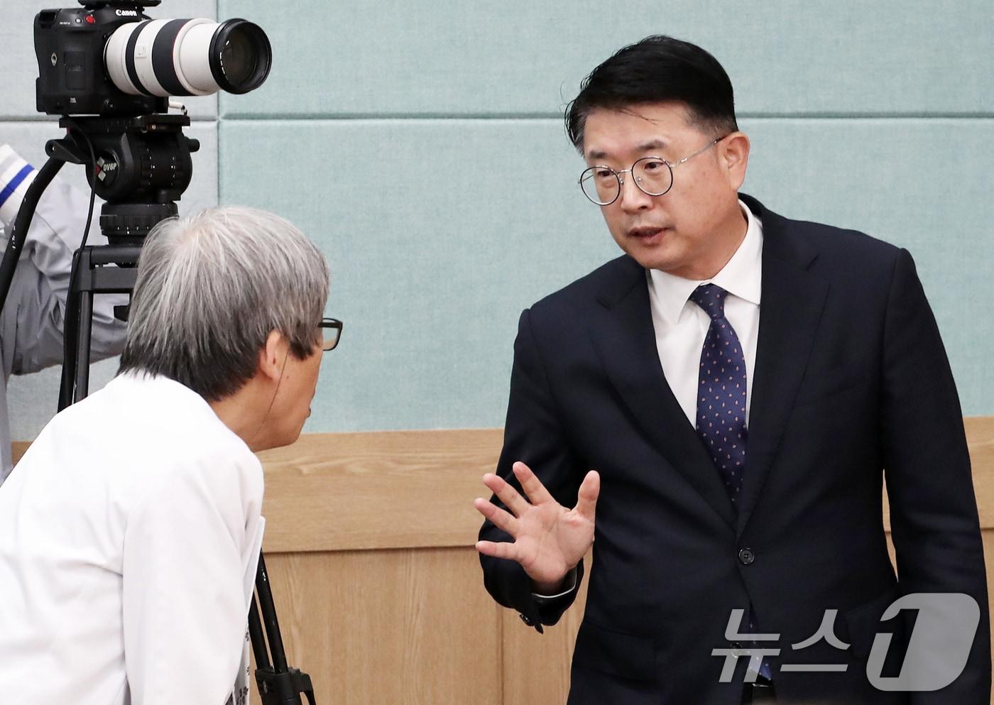 장상윤 대통령실 사회수석이 10일 서울 종로구 서울대학교 의과대학 융합관에서 열린 서울의대 교수 비대위·보건복지부 주최 ‘의료개혁, 어디로 가는가‘ 토론회에서 한 의료진과 대화하고 있다. 2024.10.10/뉴스1 ⓒ News1 오대일 기자