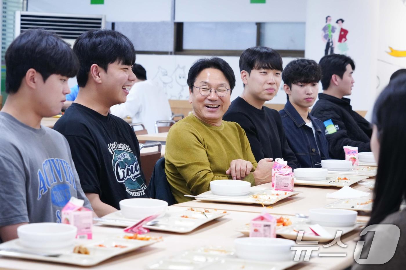 강기정 광주시장이 대학생들과 대화를 나눈 뒤 학교 구내식당에서 학생들과 점심을 함께 먹고 있다.&#40;광주시 제공&#41;2024.10.10/뉴스1 