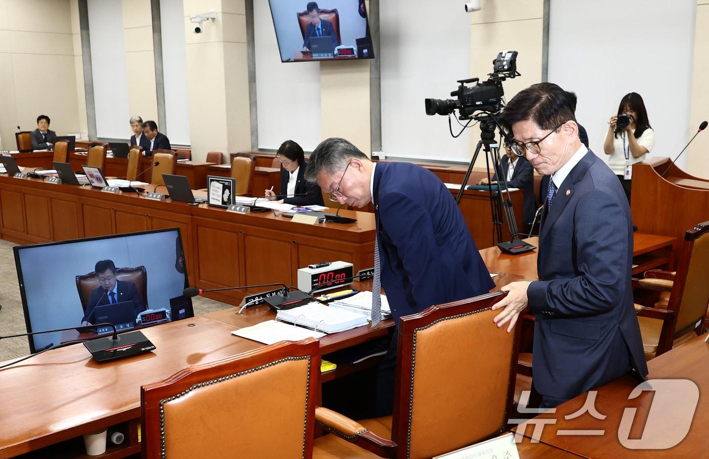 김문수 고용노동부장관&#40;오른쪽&#41;이 지난 10일 오후 서울 여의도 국회에서 열린 환경노동위원회의 고용노동부에 대한 국정감사에서 역사관 논란으로 인해 고용부 증인에서 철회되자 퇴장하고 있다. 2024.10.10/뉴스1 ⓒ News1 김민지 기자