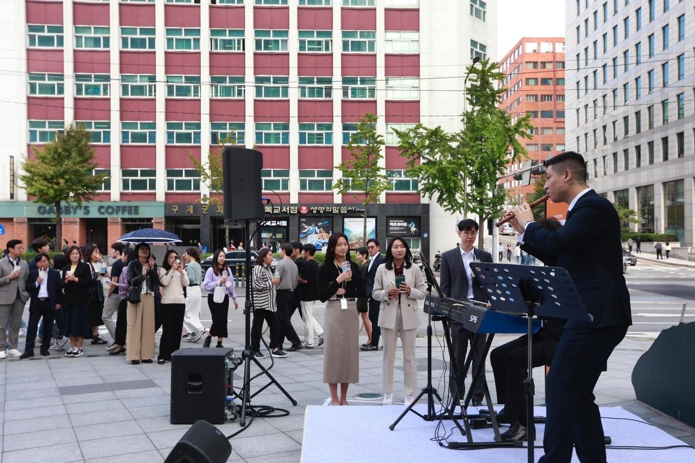 태광그룹이 10월 ‘문화의 달’을 맞아 10일 서울 광화문 흥국생명빌딩에서 ’해머링맨 가을 음악회’의 첫 번째 공연을 개최했다.&#40;태광그룹 제공&#41; 