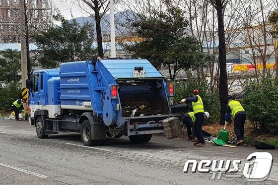 환경미화원들이 생활폐기물을 수거하는 모습.&#40;전남도 제공&#41;/뉴스1 ⓒ News1 박준배 기자