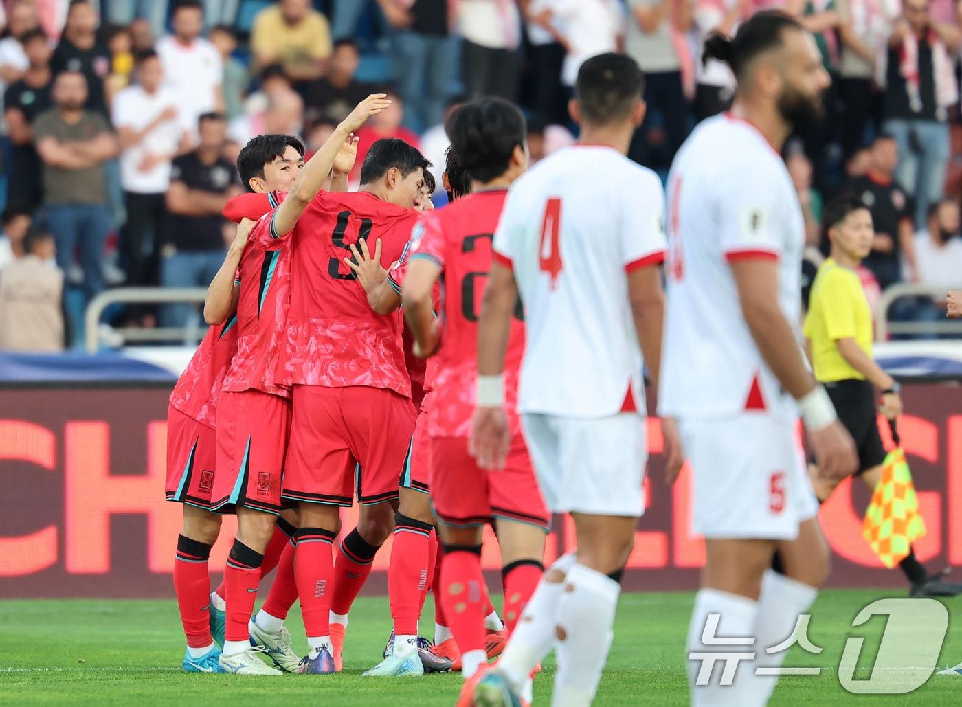 10일&#40;현지시간&#41; 요르단 암만 국제경기장에서 열린 2026 국제축구연맹&#40;FIFA&#41; 북중미 월드컵 아시아 3차 예선 B조 3차전 대한민국과 요르단의 경기, 대한민국 이재성이 선제골을 넣은 후 동료 선수들과 기뻐하고 있다. 2024.10.10/뉴스1 ⓒ News1 김도우 기자