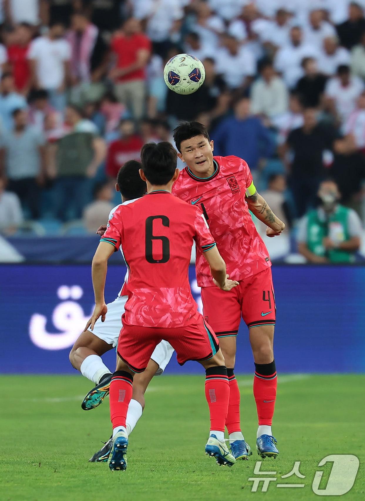 10일&#40;현지시간&#41; 요르단 암만 국제경기장에서 열린 2026 국제축구연맹&#40;FIFA&#41; 북중미 월드컵 아시아 3차 예선 B조 3차전 대한민국과 요르단의 경기, 대한민국 김민재가 헤더 경합을 하고 있다. 2024.10.11/뉴스1 ⓒ News1 김도우 기자