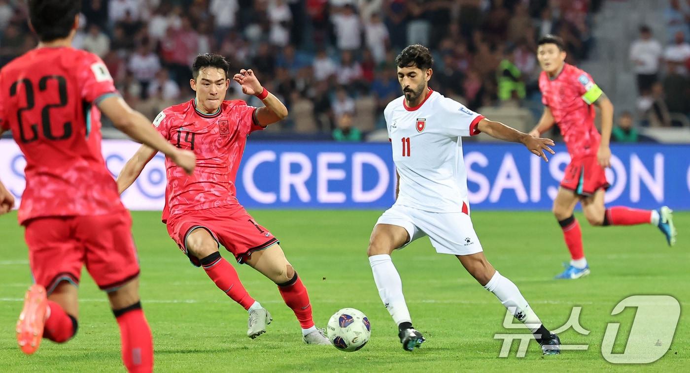 10일&#40;현지시간&#41; 요르단 암만 국제경기장에서 열린 2026 국제축구연맹&#40;FIFA&#41; 북중미 월드컵 아시아 3차 예선 B조 3차전 대한민국과 요르단의 경기, 대한민국 조유민이 요르단 야잔 알나이마트를 수비하고 있다. 2024.10.11/뉴스1 ⓒ News1 김도우 기자