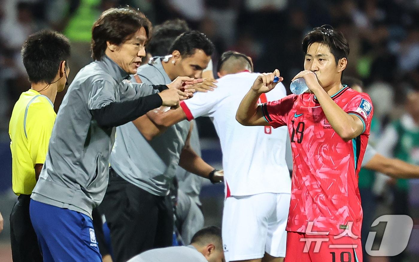 홍명보 대한민국 축구대표팀 감독이 10일&#40;현지시간&#41; 요르단 암만 국제경기장에서 열린 2026 국제축구연맹&#40;FIFA&#41; 북중미 월드컵 아시아 3차 예선 B조 3차전 대한민국과 요르단의 경기에서 이강인에게 작전을 지시하고 있다. 2024.10.10/뉴스1 ⓒ News1 김도우 기자