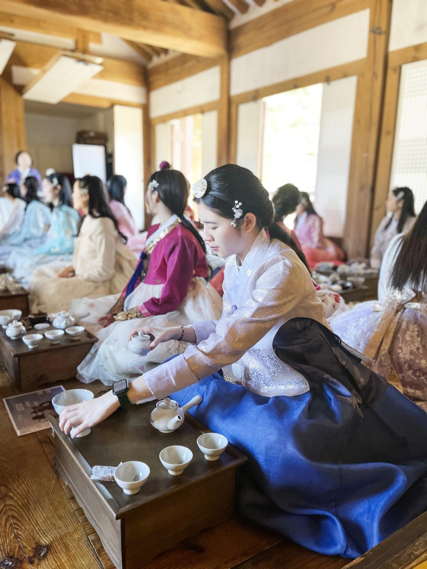 서울 중구 남산골 한옥마을에서 프로그램에 참가한 외국인 승무원들이 한복을 입고 전통 다례를 체험하는 모습&#40;대한항공 제공&#41;