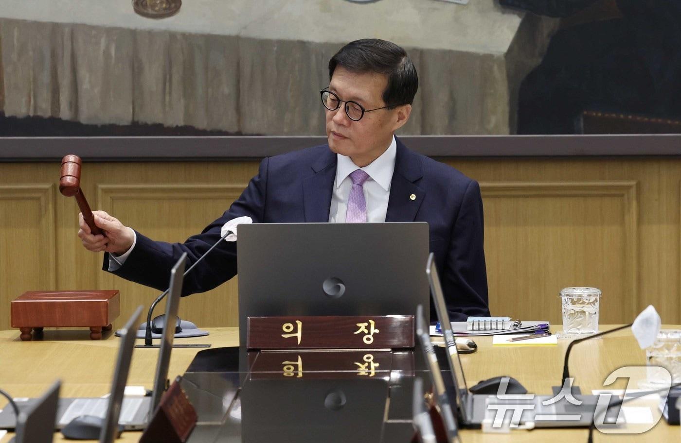 이창용 한국은행 총재가 11일 서울 중구 한국은행에서 열린 금융통화위원회에서 의사봉을 두드리고 있다. 2024.10.11/뉴스1 ⓒ News1 사진공동취재단