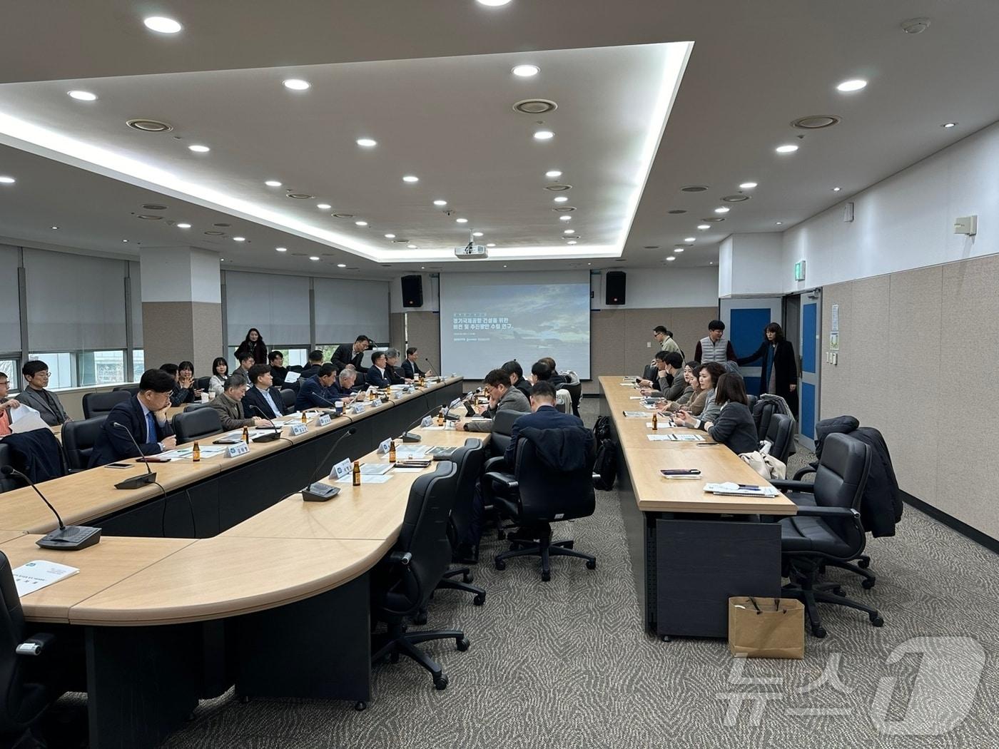 경기도가 김동연 지사의 공약사업인 ‘경기국제공항’ 후보지를 화성시와 평택시 등 5곳으로 압축해 이달 말 발표할 예정이다. 사진은 올 2월 29일 경기도경제과학진흥원에서 열린 ‘경기국제공항 건설을 위한 비전 및 추진방안 수립 연구용역’ 중간보고회 모습.&#40;경기도 제공&#41;/