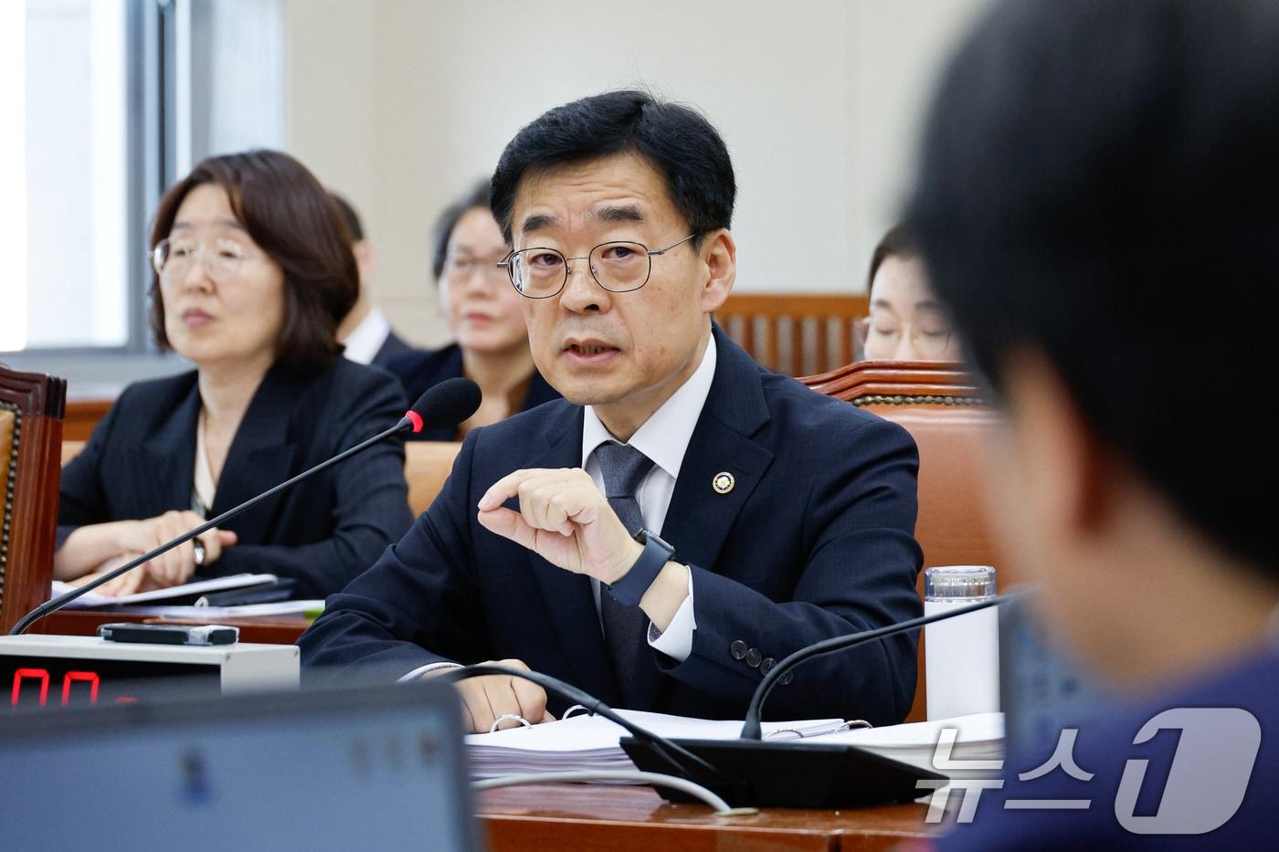 장동언 기상청장이 11일 오전 서울 여의도 국회 환경노동위원회에서 열린 기상청·수치모델링센터 등 국정감사에서 의원 질의에 답하고 있다. 2024.10.11/뉴스1 ⓒ News1 안은나 기자