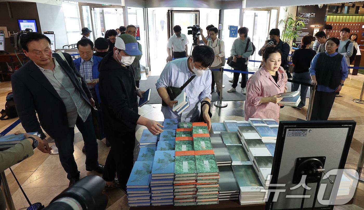 11일 서울 종로구 교보문고을 찾은 시민들이 노벨문학상을 수상한 작가 한강의 책을 구매하고 있다. 2024.10.11/뉴스1 ⓒ News1 김진환 기자